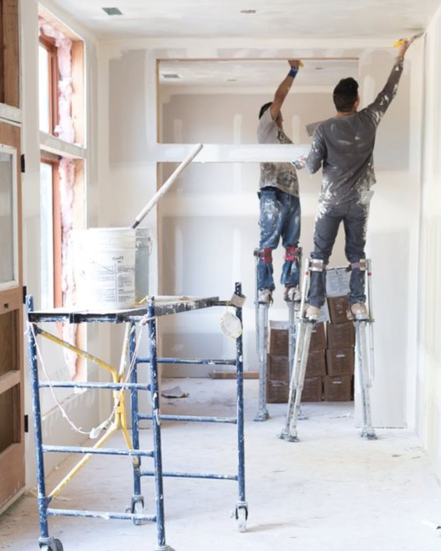 Operai di GS Costruzioni & Ristrutturazioni al lavoro su pareti e soffitti in cartongesso in un cantiere in Ticino