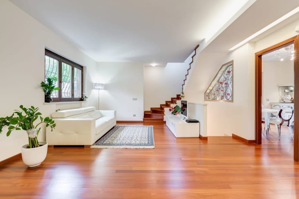 Ristrutturazione completa di un appartamento a Bellinzona con soggiorno open space, pavimento in parquet e scala interna
