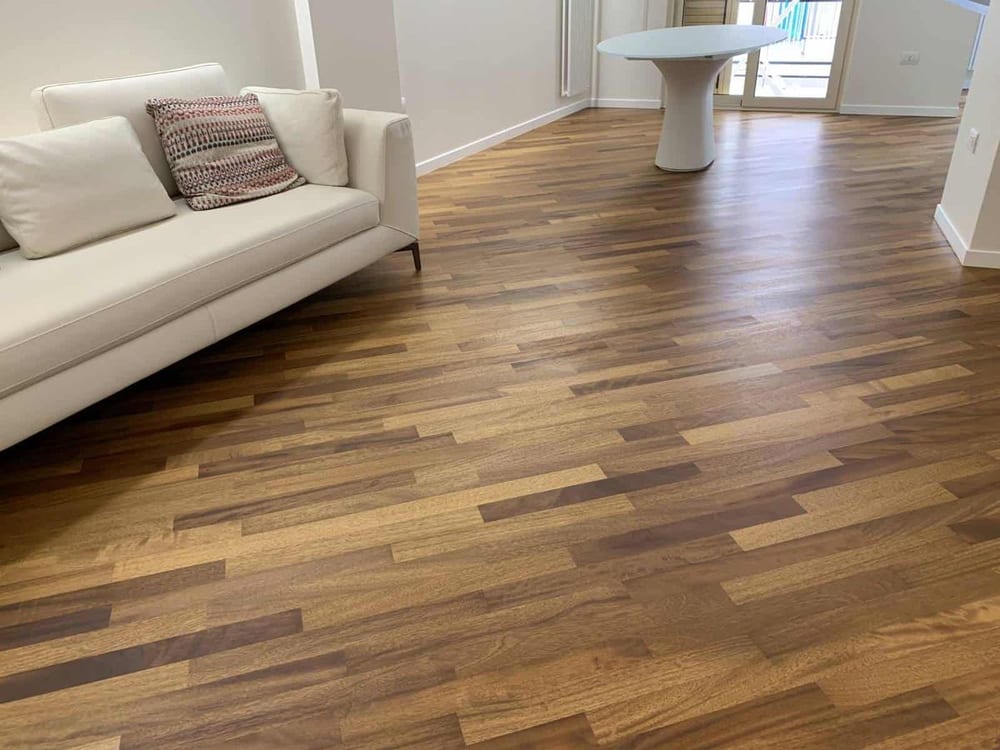 Posa di parquet in rovere in un soggiorno a Locarno