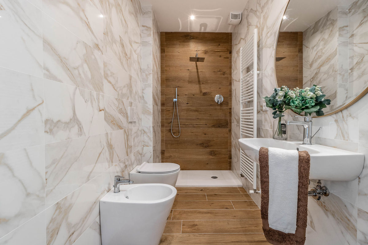 Bagno moderno ristrutturato con rivestimenti e sanitari di qualità
