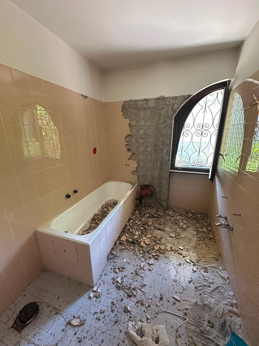 Prima — ristrutturazione di un bagno moderno con doccia walk-in in vetro e mobile sospeso in Ticino