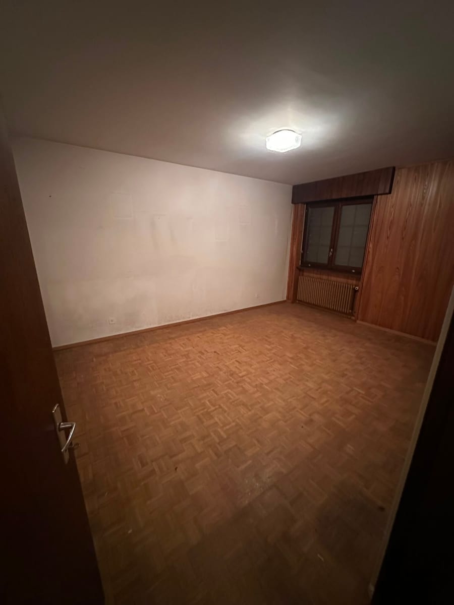 Prima — sostituzione del pavimento e tinteggiatura di una camera da letto in Ticino