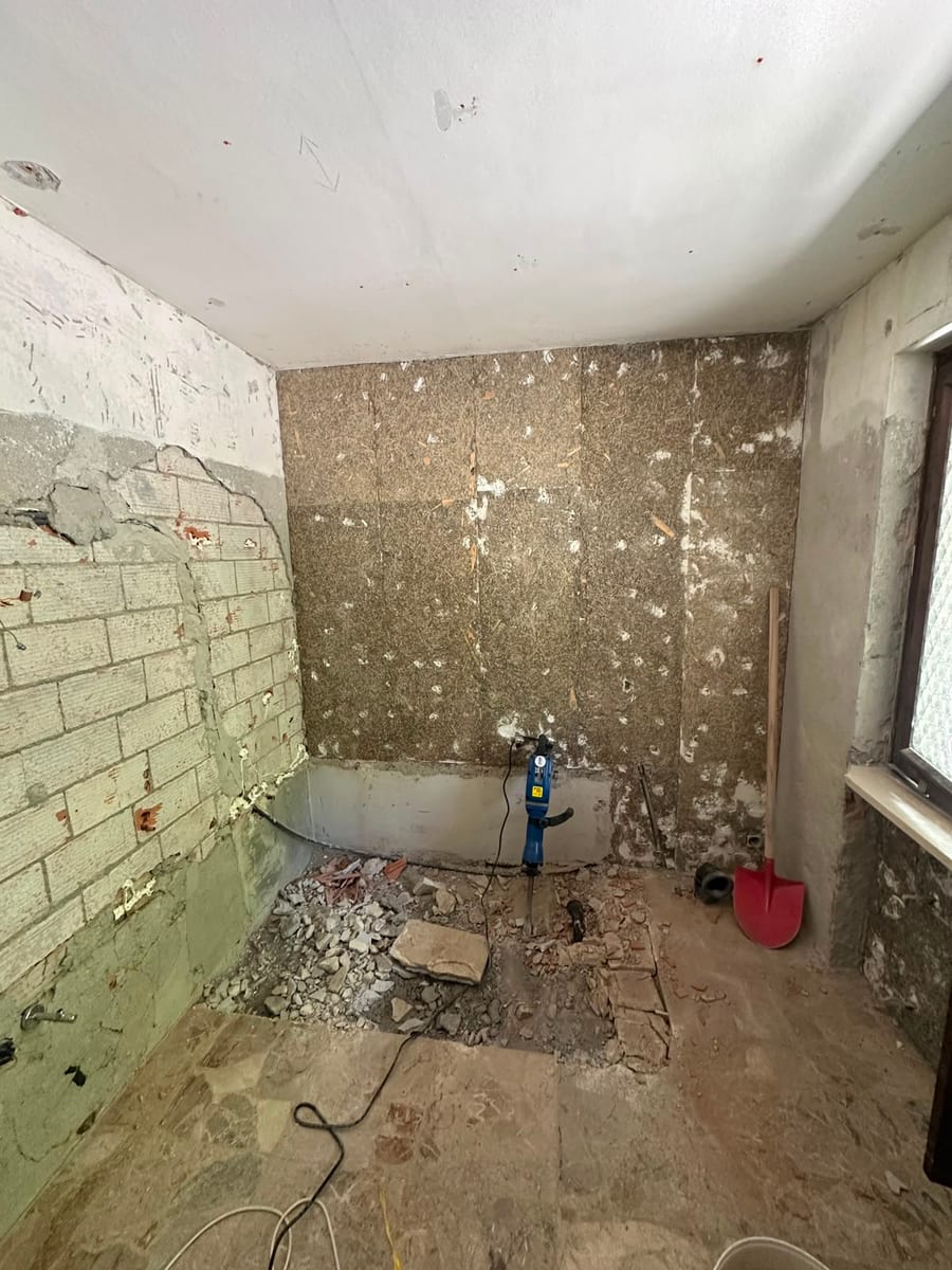 Prima — rifacimento di un bagno con rivestimento in gres effetto marmo e doccia a filo pavimento in Ticino