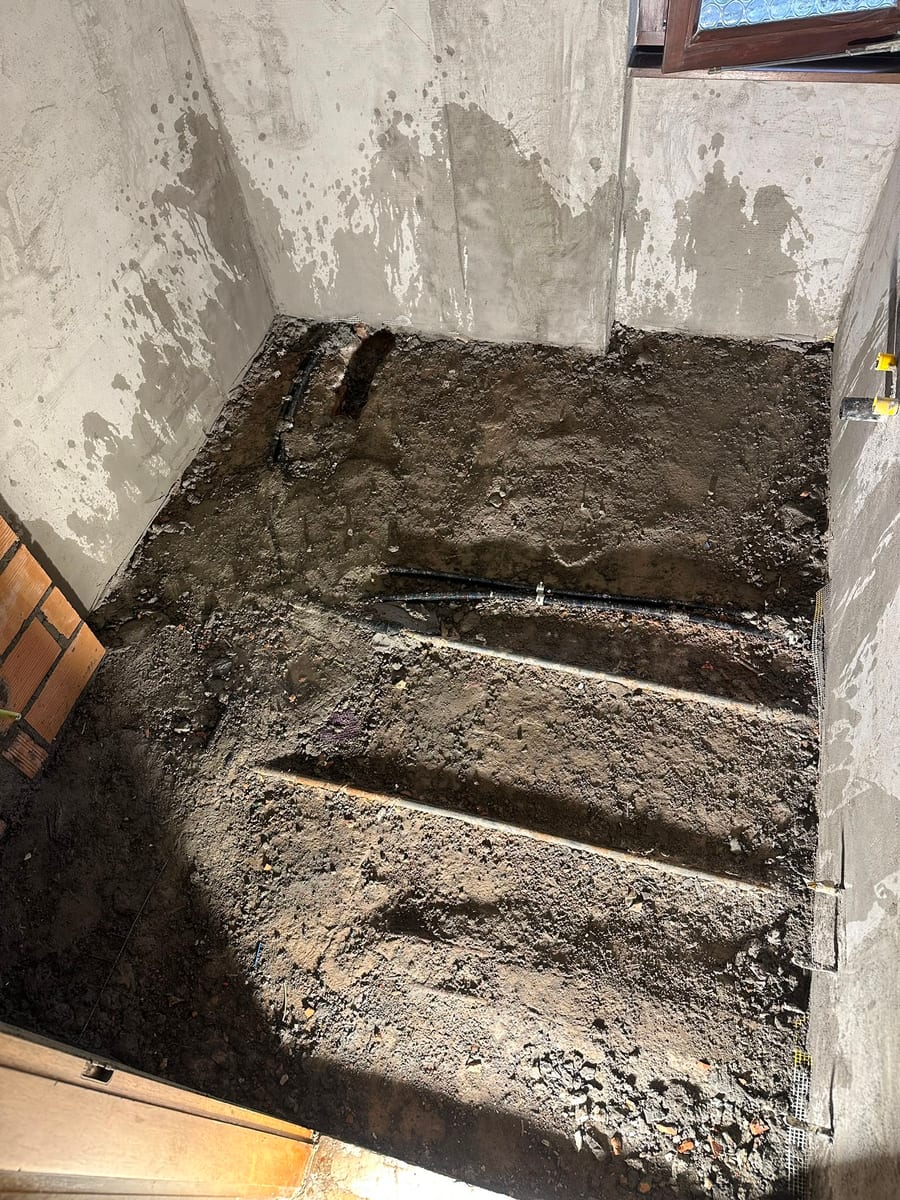 Prima — rifacimento del sottofondo e getto del massetto prima della posa del pavimento in Ticino