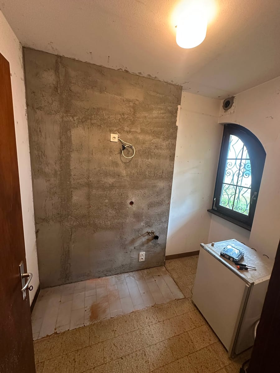 Prima — realizzazione di un angolo cottura compatto in un locale ridotto al grezzo, in Ticino