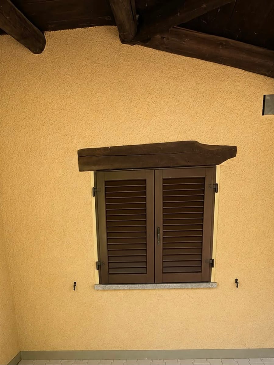 Dopo — tinteggiatura della facciata esterna e verniciatura delle persiane in legno in Ticino