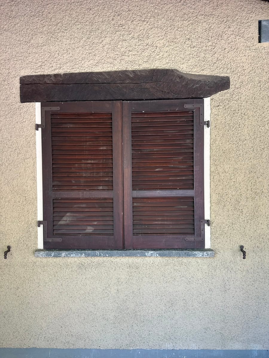 Prima — tinteggiatura della facciata esterna e verniciatura delle persiane in legno in Ticino